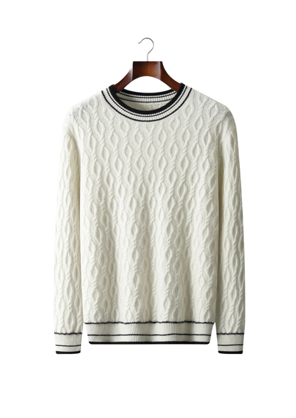 Sweter męski dekolt okrągły kontrastowa lamówka marki Arkadya Outlet, biały z czarno-białymi paskami na wykończeniach, prezentowany na drewnianym wieszaku na białym tle.