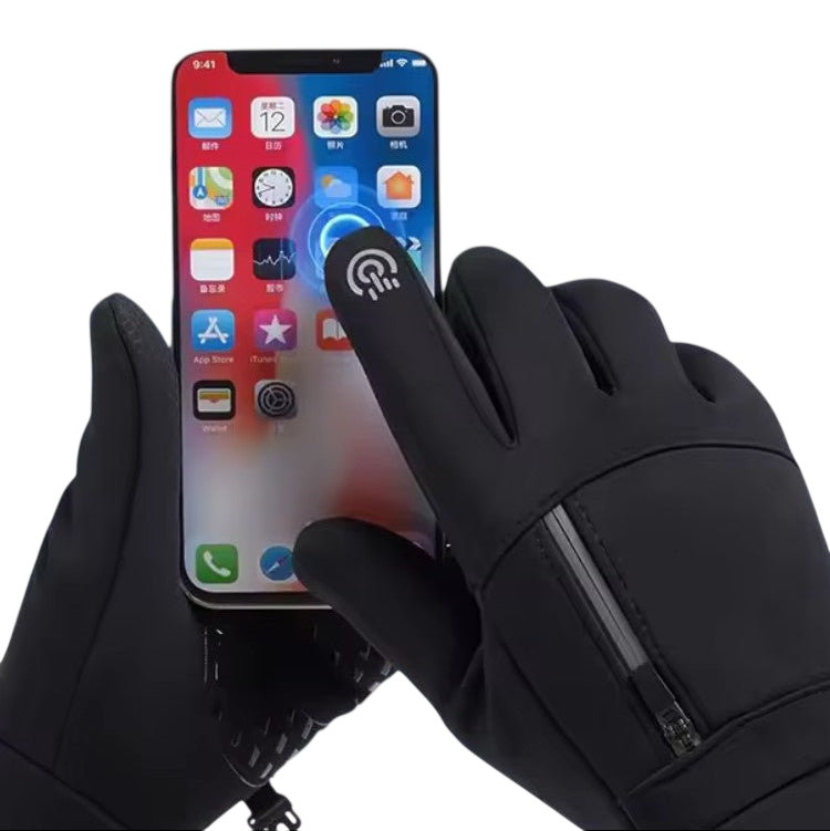 Mężczyzna w Arkadia Outlet rękawice termiczne męskie wodoodporny uchwyt na chłód plenerowy korzysta z ekranu dotykowego smartfona, ikona dotyku podświetlona na rękawicy. Tekst powyżej: FUNKCJA EKRANU DOTYKOWEGO z ikoną odcisku palca.