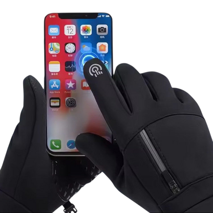 Mężczyzna w Arkadia Outlet rękawice termiczne męskie wodoodporny uchwyt na chłód plenerowy korzysta z ekranu dotykowego smartfona, ikona dotyku podświetlona na rękawicy. Tekst powyżej: FUNKCJA EKRANU DOTYKOWEGO z ikoną odcisku palca.