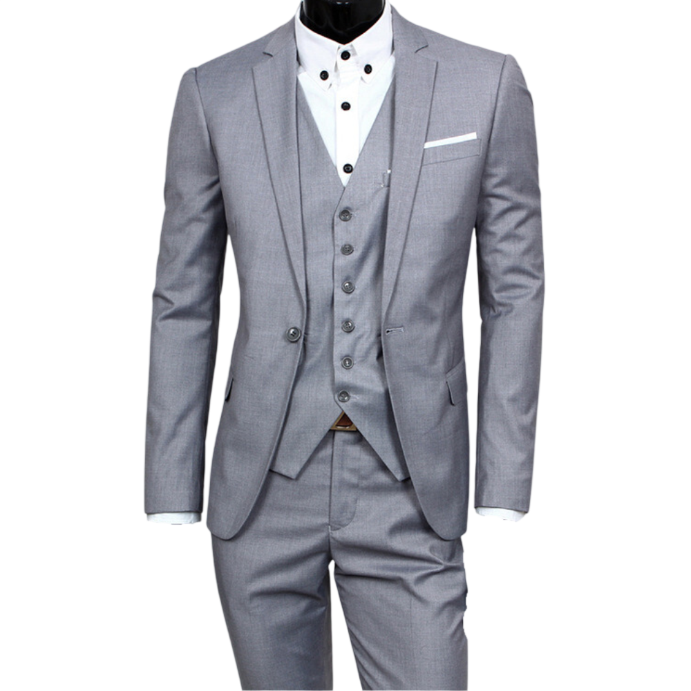 Garnitur trzyczęściowy męski dwurzędowe zapięcie kieszeni marki Arkadya Outlet to jasnoszary trzyczęściowy garnitur z dopasowaną kamizelką, białą koszulą i czarnymi guzikami, pokazany na manekinie na jasnym tle.