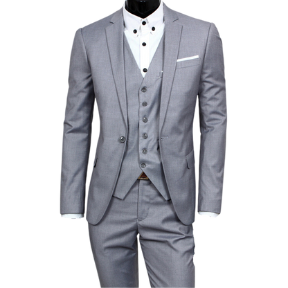 Garnitur trzyczęściowy męski dwurzędowe zapięcie kieszeni marki Arkadya Outlet to jasnoszary trzyczęściowy garnitur z dopasowaną kamizelką, białą koszulą i czarnymi guzikami, pokazany na manekinie na jasnym tle.