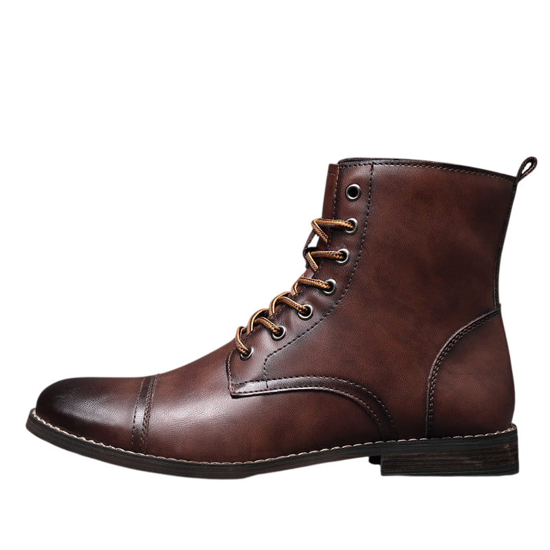 Arkadya Outlet Buty męskie wysoka cholewka z wiązaniem pełna wysokość to brązowe skórzane sznurowane buty z noskiem w szpic i przeszyciami, pokazane na metalowej siatce z gładkim szarym tłem.