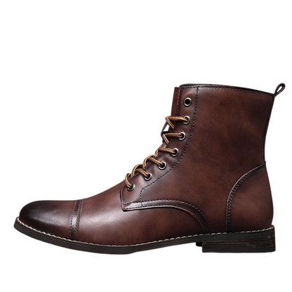 Arkadya Outlet Buty męskie wysoka cholewka z wiązaniem pełna wysokość to brązowe skórzane sznurowane buty z noskiem w szpic i przeszyciami, pokazane na metalowej siatce z gładkim szarym tłem.