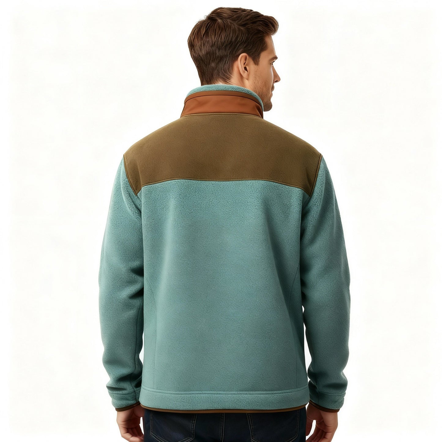 Mężczyzna o krótkich brązowych włosach modeluje Kurtkę Męską Prosty Krój Lekka Odzież Wierzchnia Z Długim Rękawem Arkadya Outlet - jasnoniebieską i oliwkowozieloną bluzę polarową z brązowym kołnierzem - w połączeniu z niebieskimi dżinsami, stojąc na prostym, jasnym tle.