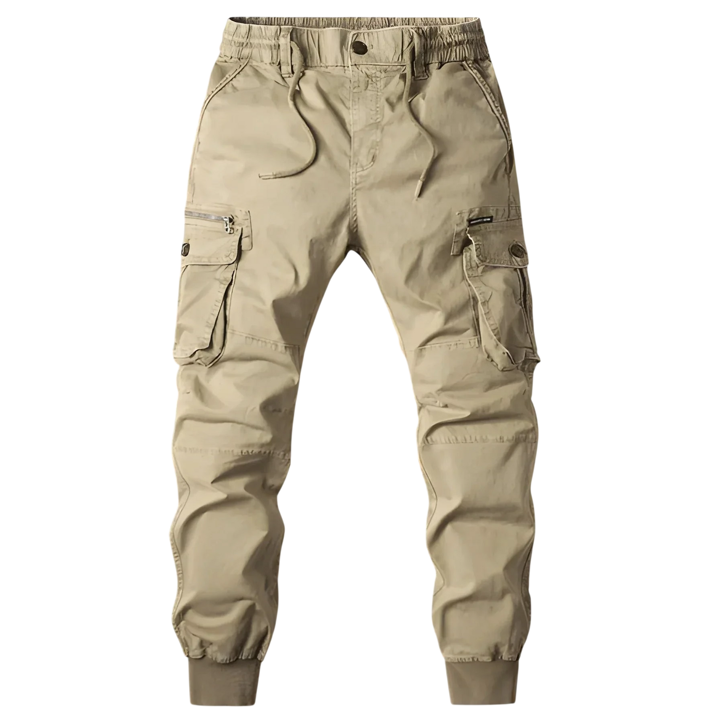 Arkadya Outlet Spodnie Cargo Męskie Kieszenie Na Zamek Pas Elastyczny w kolorze beżowym, wyposażone w liczne kieszenie zapinane na suwak i elastyczny pas, są prezentowane na rozmytym miejskim tle.