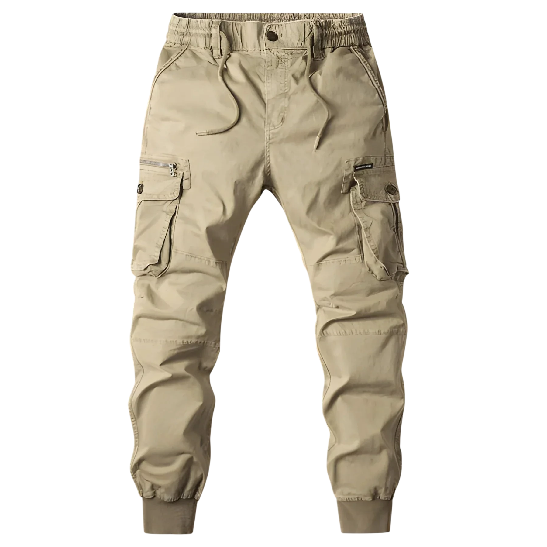 Arkadya Outlet Spodnie Cargo Męskie Kieszenie Na Zamek Pas Elastyczny w kolorze beżowym, wyposażone w liczne kieszenie zapinane na suwak i elastyczny pas, są prezentowane na rozmytym miejskim tle.