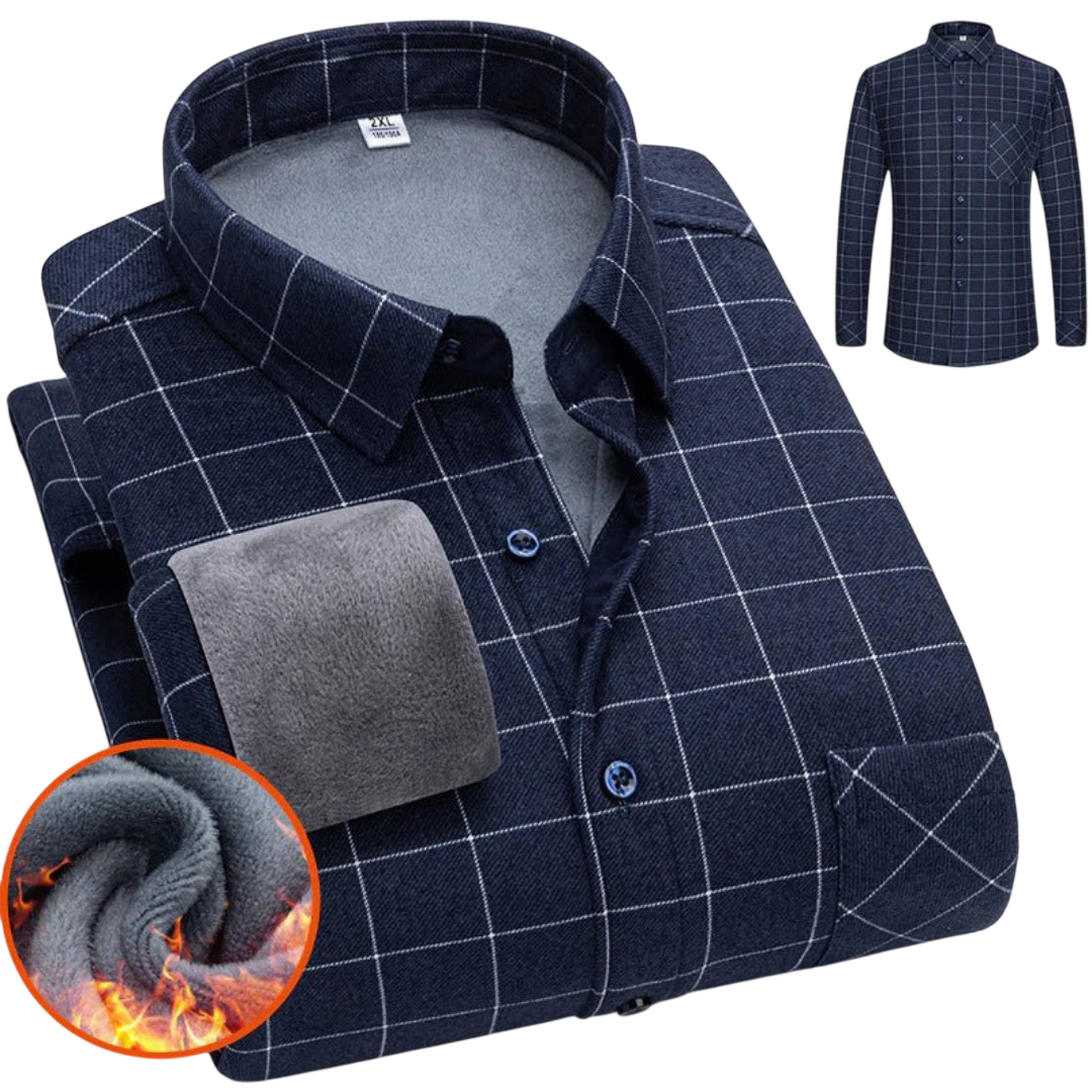 Koszula męska Arkadya Outlet o luźnym kroju, zapinana na guziki, długi rękaw, w granatową kratę. Miękka szara polarowa podszewka i ciepłe pluszowe wnętrze zapewniają komfortową izolację na co dzień.