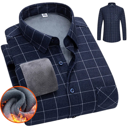 Koszula męska Arkadya Outlet o luźnym kroju, zapinana na guziki, długi rękaw, w granatową kratę. Miękka szara polarowa podszewka i ciepłe pluszowe wnętrze zapewniają komfortową izolację na co dzień.