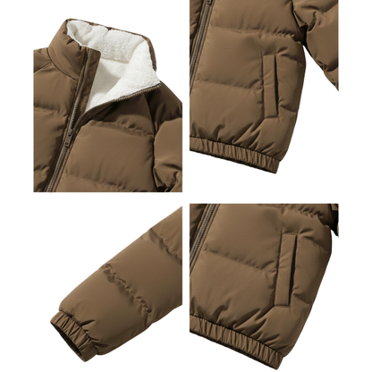 Cztery zbliżenia na kurtkę Arkadya Outlet Kurtka Męska Pikowana Konstrukcja Z Przymocowanym Kapturem, pokazujące białą polarową podszewkę, boczne kieszenie, elastyczne mankiety i zapięcie na suwak z przodu.