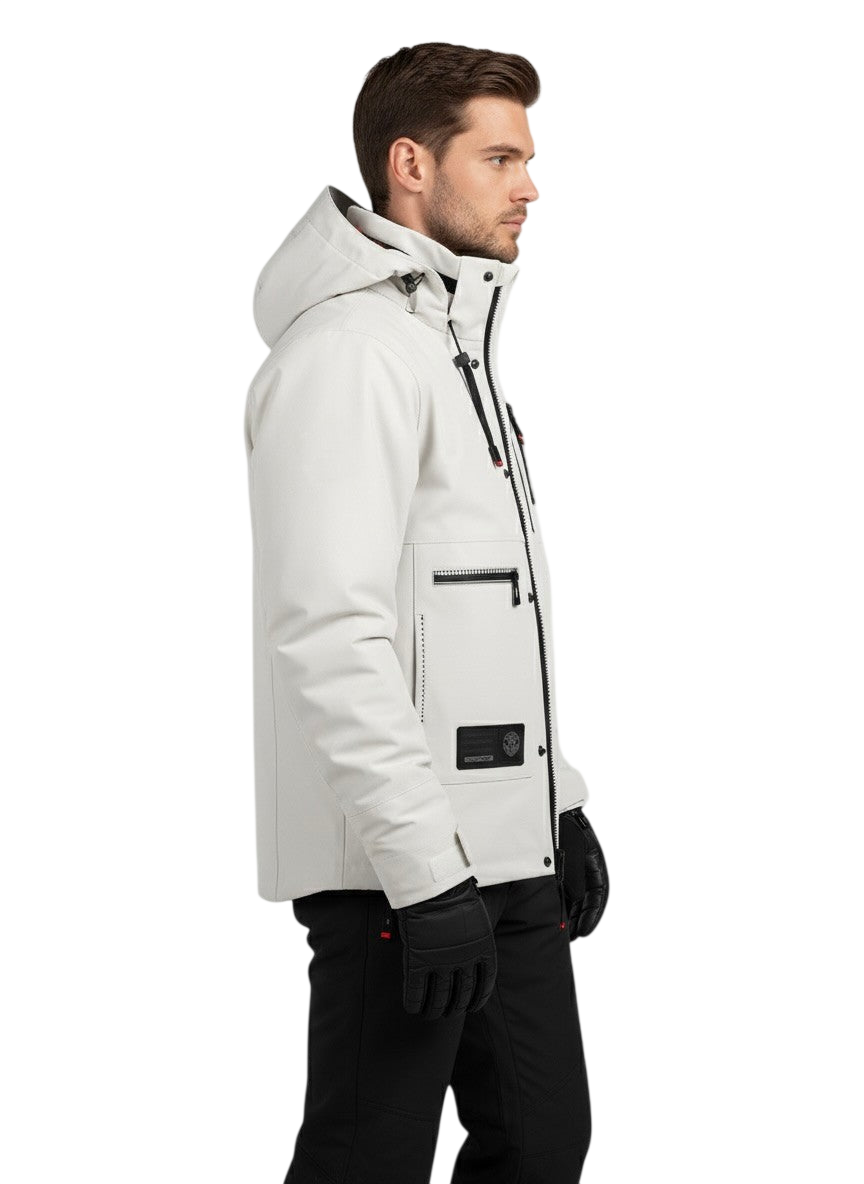 Mężczyzna w jasnoszarej kurtce Arkadya Outlet Kurtka Zewnętrzna Męska Wodoodporna z zapięciem na zamek, z kieszeniami zapinanymi na zamek i czarnymi rękawiczkami, stoi twarzą w lewo na jednolitym białym tle.