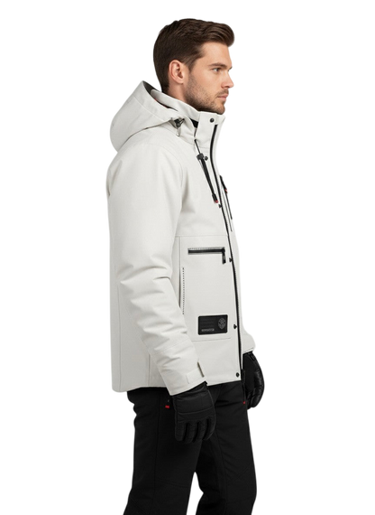 Mężczyzna w jasnoszarej kurtce Arkadya Outlet Kurtka Zewnętrzna Męska Wodoodporna z zapięciem na zamek, z kieszeniami zapinanymi na zamek i czarnymi rękawiczkami, stoi twarzą w lewo na jednolitym białym tle.