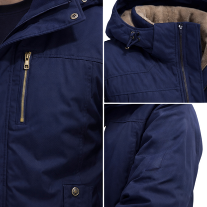 Zbliżenie na Arkadya Outlet Kurtka Zimowa Męska z Kapturem i Kieszeniami w kolorze granatowym, ze złotym zamkiem błyskawicznym, guzikami, kapturem ze sznurkami i miękką beżową podszewką oraz kieszenią na rękawie.