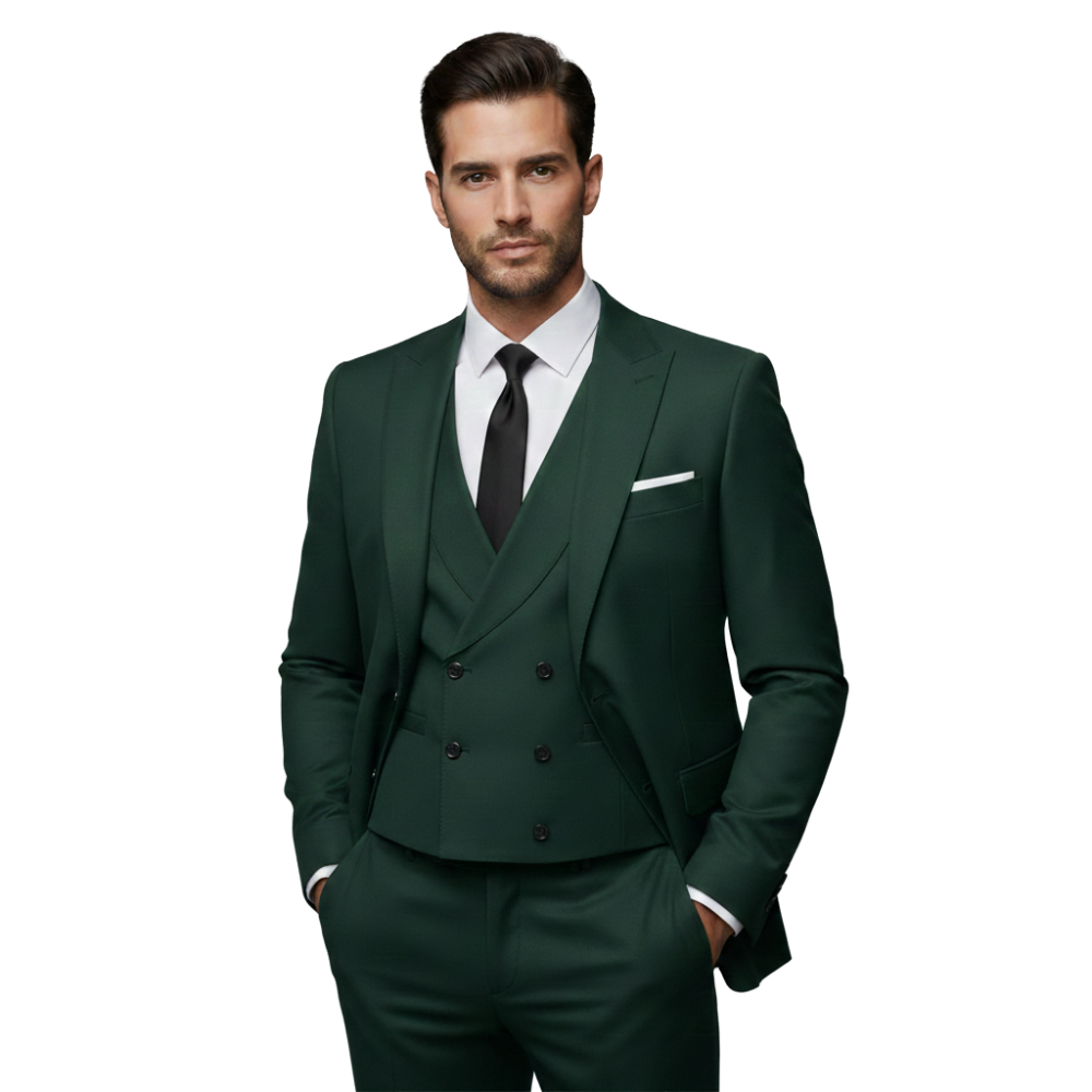Mężczyzna z ciemnymi włosami i jasnym zarostem modeluje Arkadya Outlet Garnitur Trzyczęściowy Męski Marynarka Kamizelka I Spodnie - ciemnozielony trzyczęściowy garnitur z dwurzędową kamizelką, białą koszulą i czarnym krawatem - stojący na białym tle.
