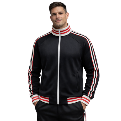 Mężczyzna uśmiecha się z rękami w kieszeniach, ubrany w Arkadya Outlet Komplet dresowy męski dwuczęściowy zestaw do codziennego użytku - czarną dresową bluzę i dopasowane spodnie z biało-czerwonymi akcentami w paski.