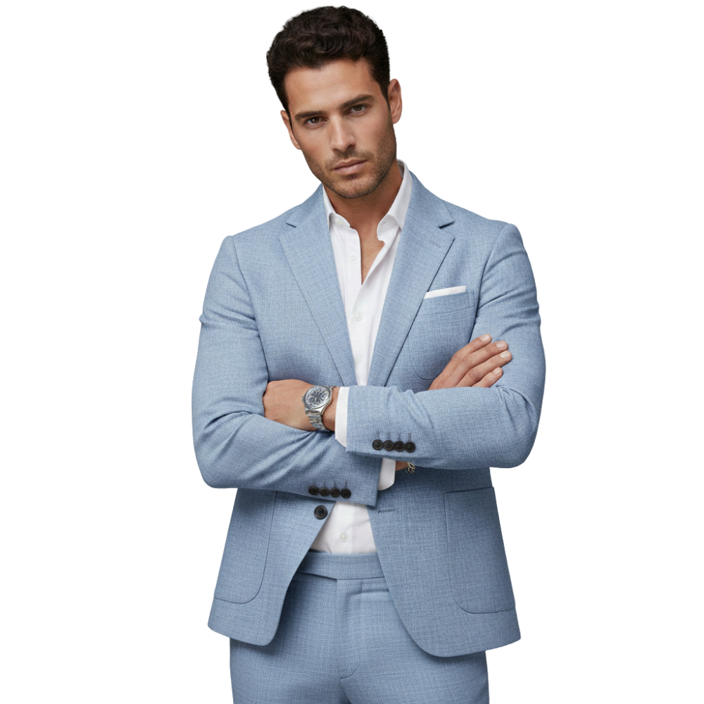 Mężczyzna pewnie pozuje w Komplet Dwuczęściowy Męski Spodnie Robocze I Górna Część z Outletu Arkadya, z krótkimi ciemnymi włosami, zegarkiem i poszetką - nowoczesny męski zestaw roboczy na prostym białym tle.