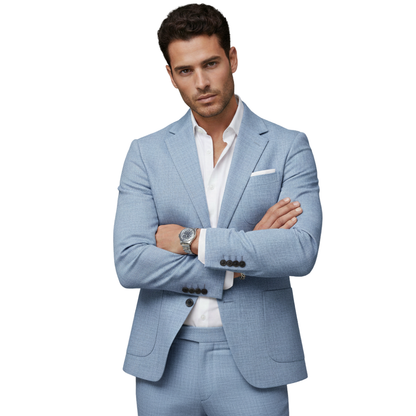 Mężczyzna pewnie pozuje w Komplet Dwuczęściowy Męski Spodnie Robocze I Górna Część z Outletu Arkadya, z krótkimi ciemnymi włosami, zegarkiem i poszetką - nowoczesny męski zestaw roboczy na prostym białym tle.