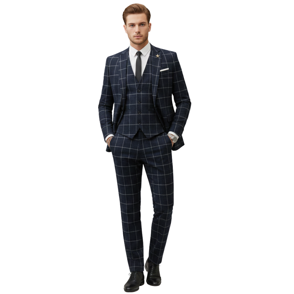 Mężczyzna nosi Arkadya Outlet Komplet Garniturowy Męski Trzyczęściowy Marynarka, łącząc granatowy garnitur w kratę z pasującą kamizelką, białą koszulą, czarnym krawatem i czarnymi butami, pozując pewnie na białym tle.