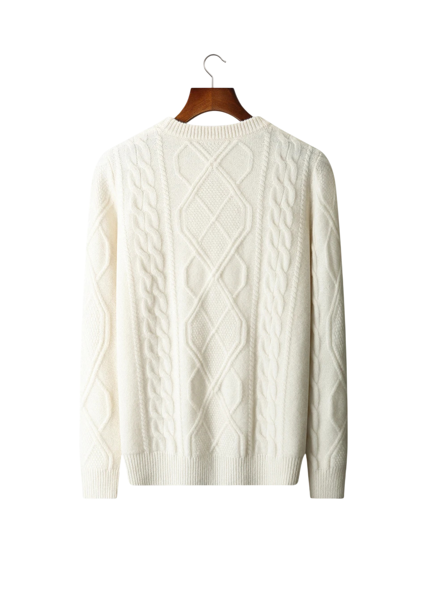 Sweter męski dekolt okrągły warkoczowy marki Arkadya Outlet, w kremowym kolorze z klasycznym wzorem w romby i kable, długimi rękawami i standardowym krojem, prezentowany jest na drewnianym wieszaku na białym tle.