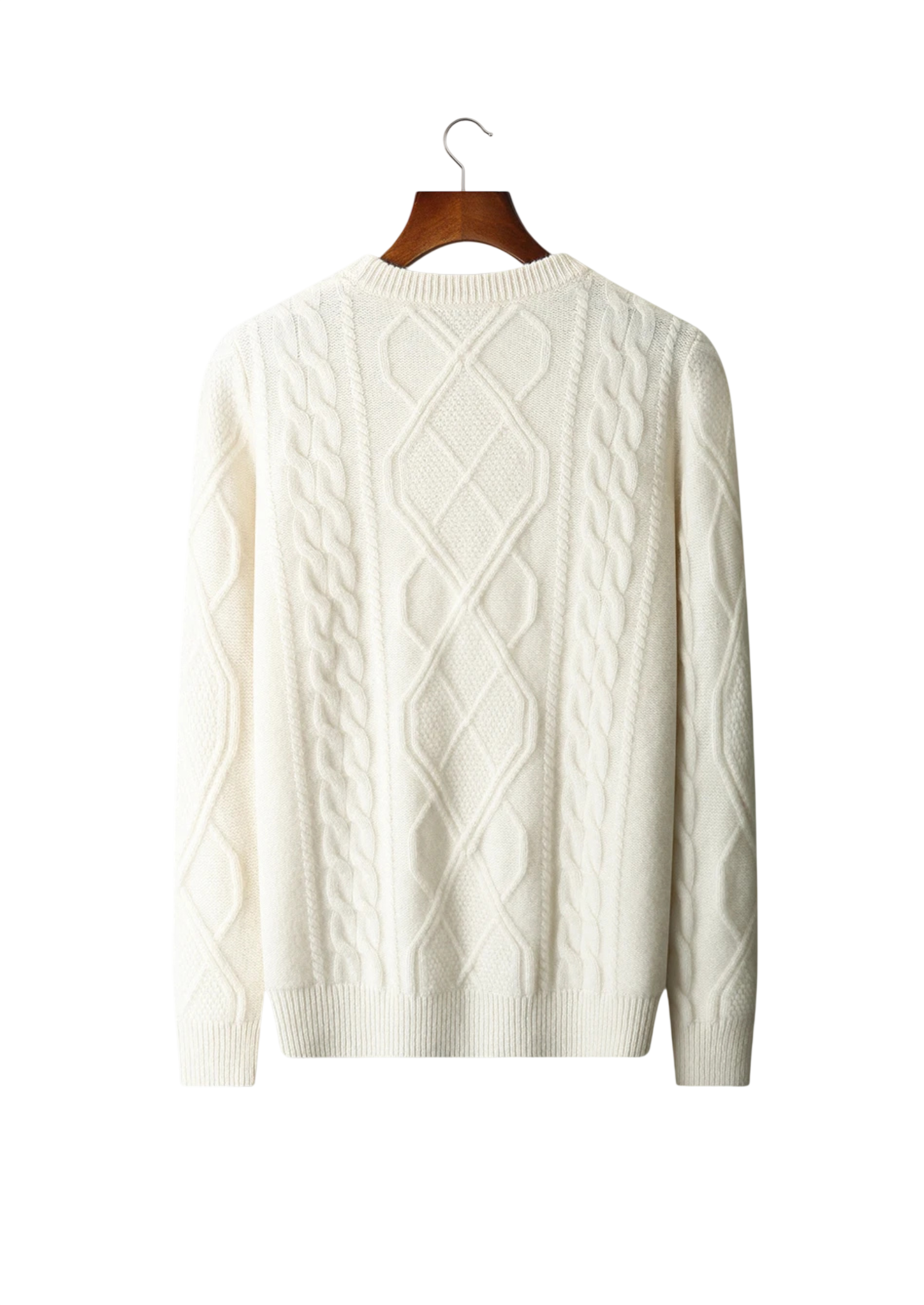 Sweter męski dekolt okrągły warkoczowy marki Arkadya Outlet, w kremowym kolorze z klasycznym wzorem w romby i kable, długimi rękawami i standardowym krojem, prezentowany jest na drewnianym wieszaku na białym tle.