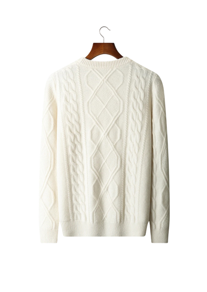 Sweter męski dekolt okrągły warkoczowy marki Arkadya Outlet, w kremowym kolorze z klasycznym wzorem w romby i kable, długimi rękawami i standardowym krojem, prezentowany jest na drewnianym wieszaku na białym tle.