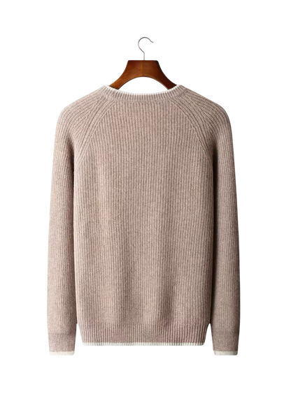 Arkadya Outlet sweter męski dekolt okrągły prążkowana dzianina standardowy krój w kolorze beżowym, z długimi rękawami i prążkowaną dzianiną, jest pokazany od tyłu na drewnianym wieszaku na białym tle.