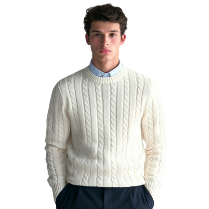 Młody mężczyzna o krótkich, ciemnych włosach nosi męski dzianinowy dekolt Arkady Outlet okrągły długi rękaw regularny krój na jasnoniebieskiej koszuli z kołnierzykiem i ciemnych spodniach, stojąc na prostym białym tle z neutralnym wyrazem twarzy.