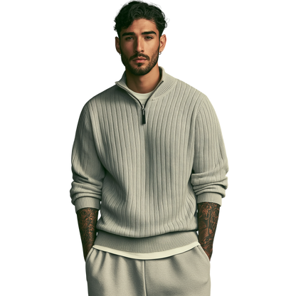 Ciemnowłosy, brodaty mężczyzna z wytatuowanymi przedramionami nosi męski półzamek Arkadya Outlet o dopasowanym kroju z kołnierzem stojącym i długim rękawem oraz dopasowane spodnie, stojąc z rękami w kieszeniach na prostym tle.