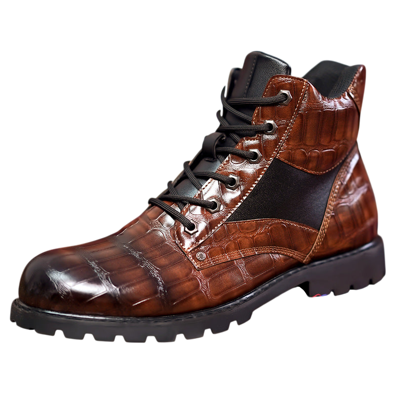 Botki Wojskowe Męskie Sznurowane Podeszwa Traktorowa Tłoczone by Arkadya Outlet mają brązową, krokodylą skórę z czarnymi sznurowadłami, czarny język i grubą gumową podeszwę, pokazaną na gładkim białym tle.