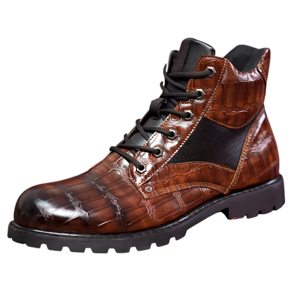 Botki Wojskowe Męskie Sznurowane Podeszwa Traktorowa Tłoczone by Arkadya Outlet mają brązową, krokodylą skórę z czarnymi sznurowadłami, czarny język i grubą gumową podeszwę, pokazaną na gładkim białym tle.