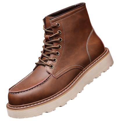 Arkadya Outlet Buty zimowe męskie ocieplane z wyściełanym kołnierzem do kostki to brązowe skórzane sznurowane buty z białymi przeszyciami, mocnym noskiem, beżową gumową podeszwą i ciepłą ocieplaną wyściółką. Wyświetlane na białym tle.