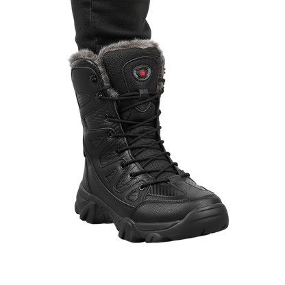 Osoba nosi męskie buty zimowe wodoodporne ocieplane Arkadya Outlet, ze sznurowaniem, futerkiem i wytrzymałą podeszwą, stojąc na jasnoszarej podłodze.