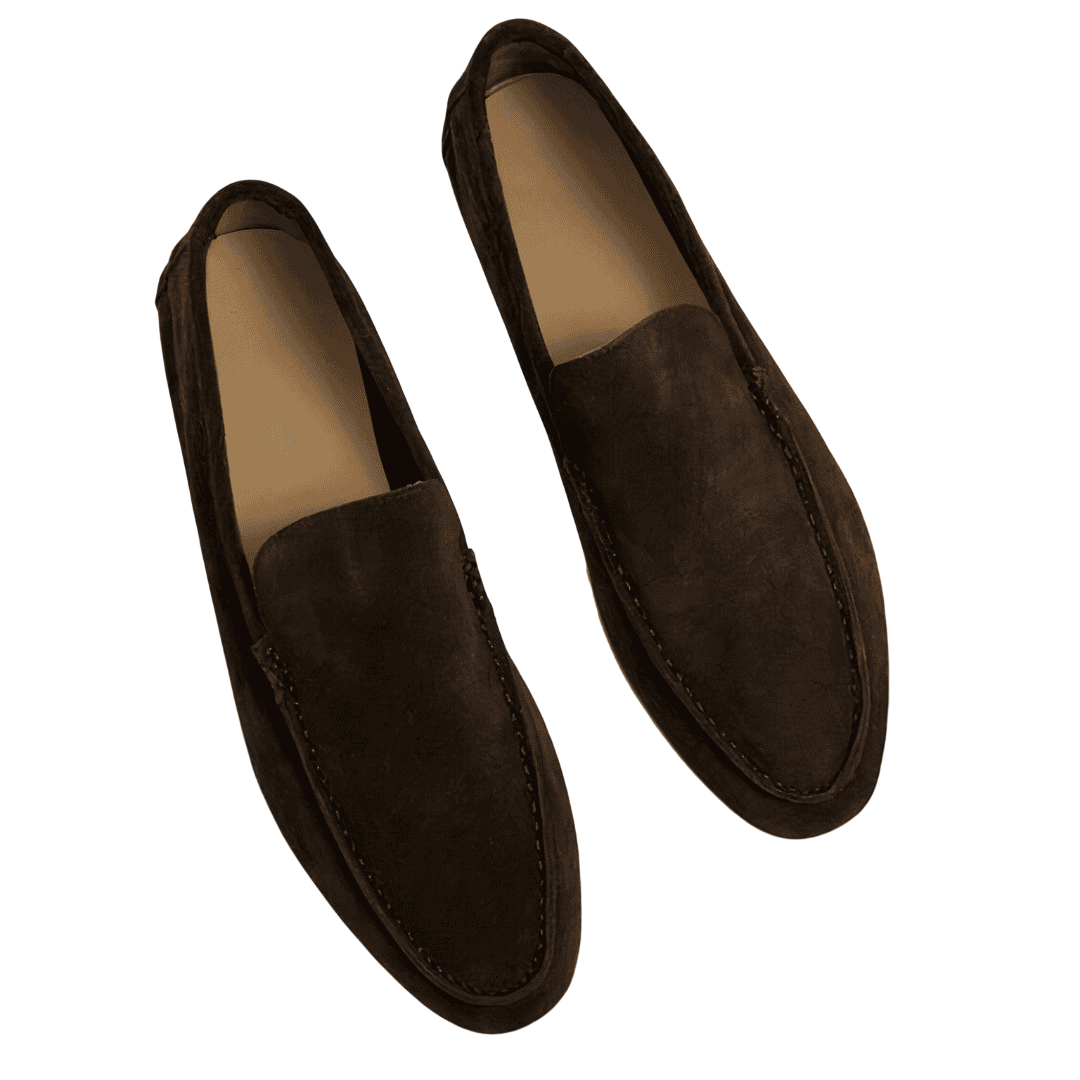 Para butów Arkadya Outlet Mokasyny Męskie Wsuwana z lekką konstrukcją, ciemnobrązowym kolorem, prostymi przeszyciami i jasnobrązowymi wkładkami jest prezentowana na gładkim białym tle.