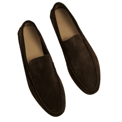 Para butów Arkadya Outlet Mokasyny Męskie Wsuwana z lekką konstrukcją, ciemnobrązowym kolorem, prostymi przeszyciami i jasnobrązowymi wkładkami jest prezentowana na gładkim białym tle.