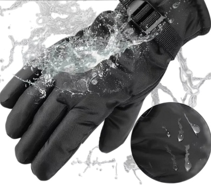 Arkadya Outlet Rękawice męskie zamknięta konstrukcja na warunki zimowe posiada klamrę i wodoodporną konstrukcję, pokazaną przez krople wody na powierzchni. Napis "WATERPROOF" jest wytłuszczony w lewym górnym rogu.