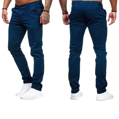 Wytatuowany mężczyzna model Arkadya Outlet Męskie spodnie z dopasowanym krojem i prostą nogawką, pokazany przodem i tyłem na jednolitym tle, ubrany w białe trampki i opierający ręce po bokach.