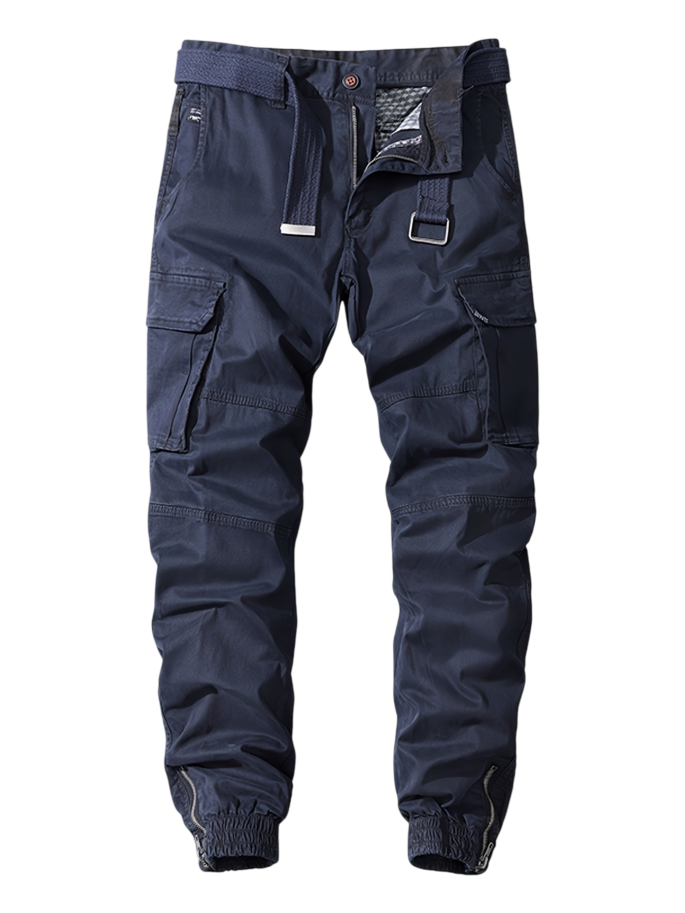 Arkadya Outlet Męskie Spodnie joggery w kolorze granatowym z kieszeniami cargo, materiałowym paskiem i elastycznymi mankietami w kostkach są pokazane na gładkim szarym tle.