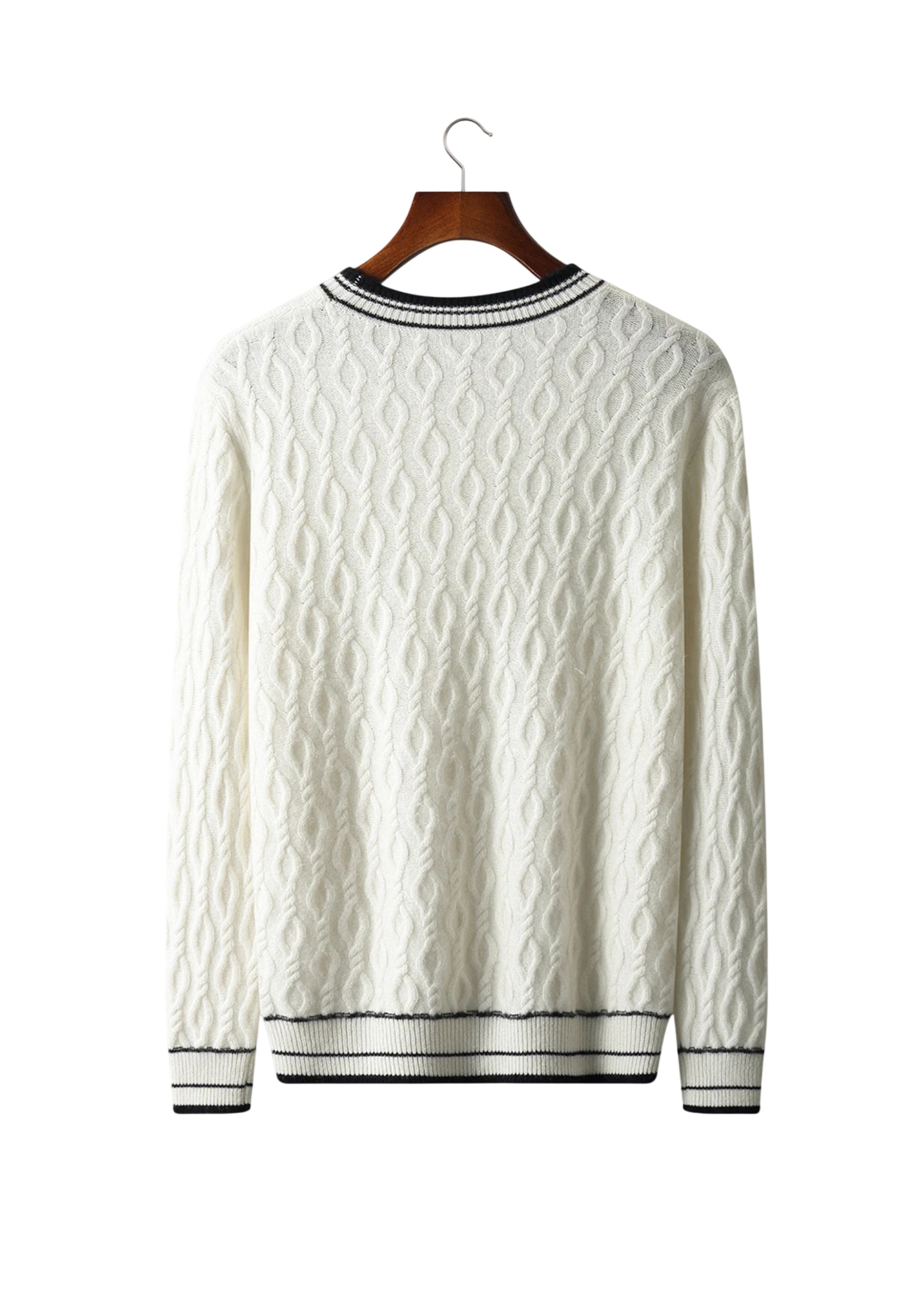 Sweter męski dekolt okrągły kontrastowa lamówka marki Arkadya Outlet to biały sweter z czarnymi wykończeniami na kołnierzu, mankietach i u dołu, prezentowany na drewnianym wieszaku na jednolitym, jasnym tle.