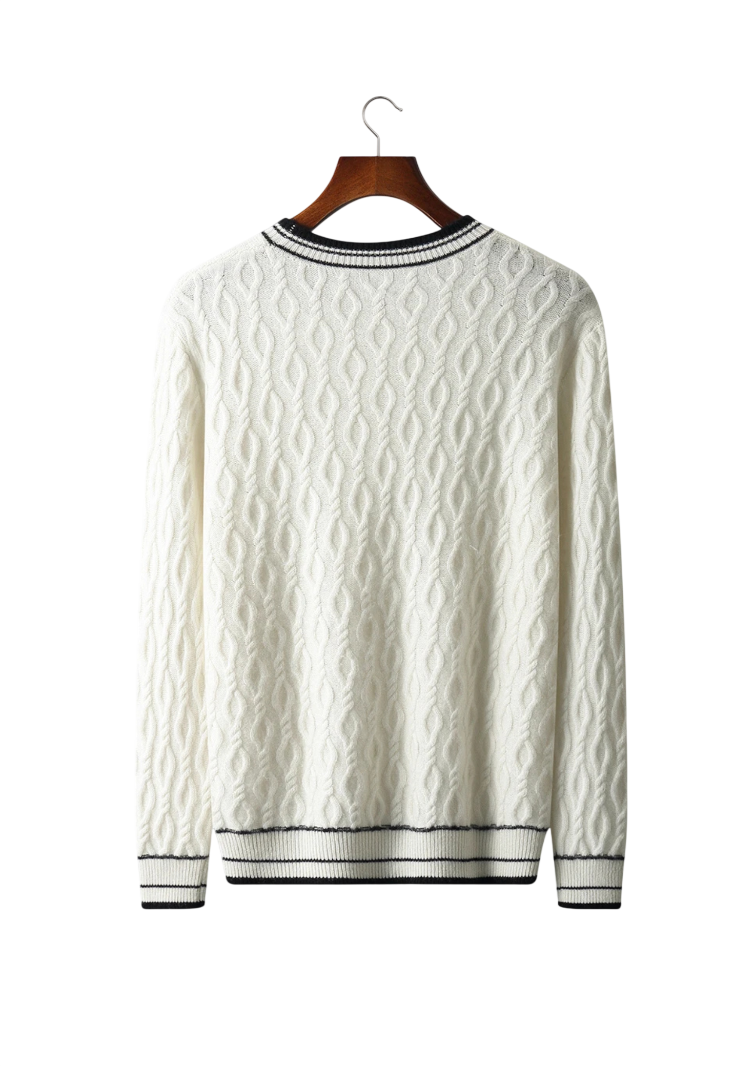 Sweter męski dekolt okrągły kontrastowa lamówka marki Arkadya Outlet to biały sweter z czarnymi wykończeniami na kołnierzu, mankietach i u dołu, prezentowany na drewnianym wieszaku na jednolitym, jasnym tle.