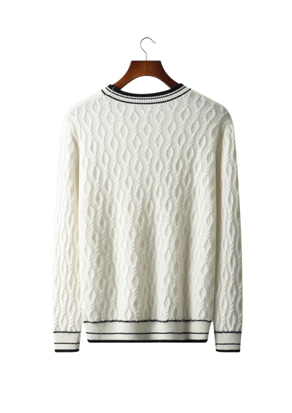 Sweter męski dekolt okrągły kontrastowa lamówka marki Arkadya Outlet to biały sweter z czarnymi wykończeniami na kołnierzu, mankietach i u dołu, prezentowany na drewnianym wieszaku na jednolitym, jasnym tle.