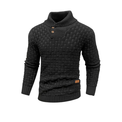 The Arkadya Outlet Sweter męski teksturowana powierzchnia, regularny krój na zimę, czarny z długim rękawem i dwoma drewnianymi guzikami przy szyi, prezentowany na jasnoszarym tle-idealny na chłodne dni.