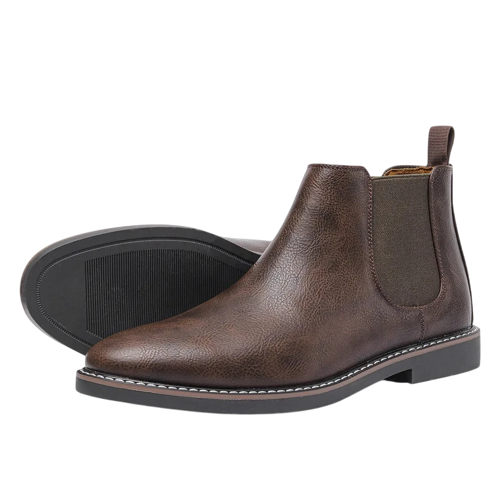 Para Botki męskie wsuwane sztyblety zimowe zamknięta forma marki Arkadya Outlet z brązowej skóry z elastycznymi panelami i zakładkami, jeden pionowy i jeden pokazujący podeszwę - stylowe botki bez zapięcia idealne na każdą okazję.