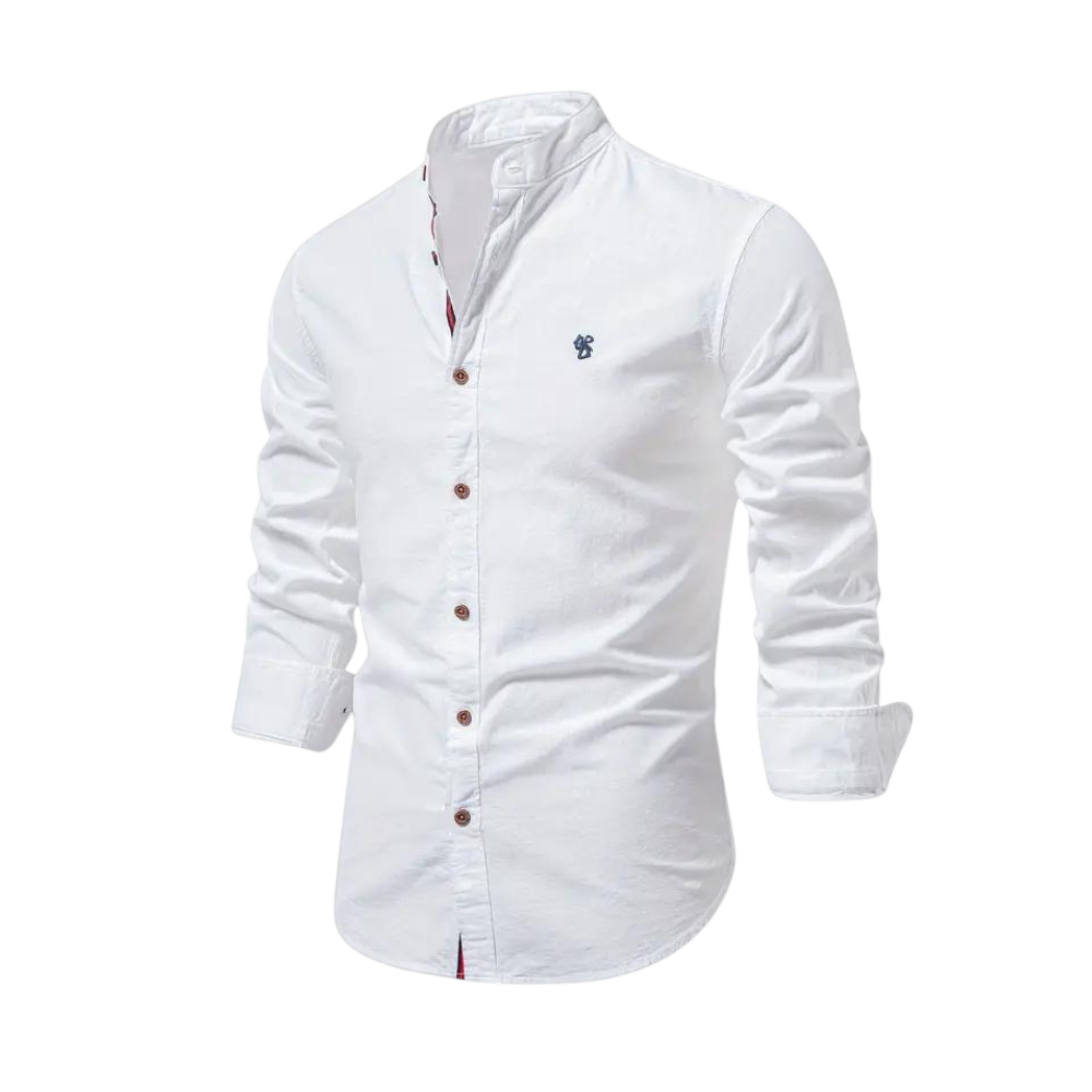 Arkadya Outlet Koszula męska kołnierz stójka długi rękaw krój regularny, biała z brązowymi guzikami i małym haftowanym logo na piersi, jest idealna do noszenia na co dzień i prezentowana na rozmytym tle wnętrza.