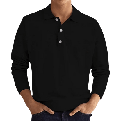 Mężczyzna nosi koszulkę Arkadya Outlet Koszulka polo męska długi rękaw półguziki kołnierz, klasyczny kołnierzyk polo i trzy białe guziki, z rękami w kieszeniach ciemnych dżinsów na jednolitym tle.