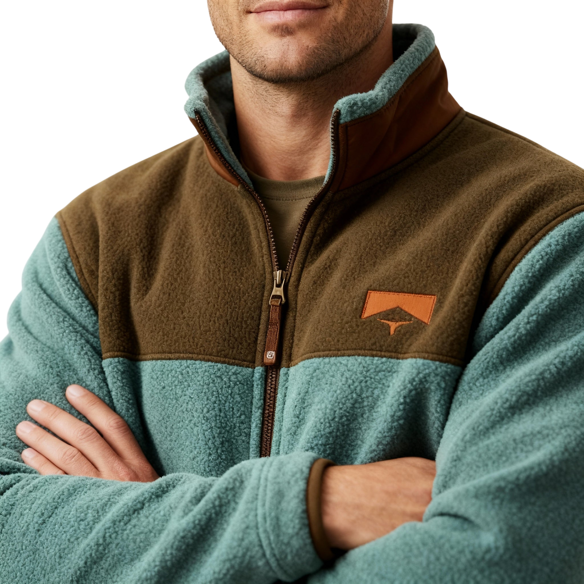 Mężczyzna z założonymi rękami nosi kurtkę Arkadya Outlet Kurtka Męska Prosty Krój Lekka Odzież Wierzchnia Z Długim Rękawem w kolorze turkusowym i brązowym polarem, z zapinanym na zamek kołnierzem, naszywanym logo na piersi i uniwersalnym designem. Jego twarz jest częściowo widoczna na jednolitym tle.