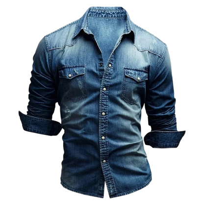 Arkadya Outlet Koszula Męska Długi Rękaw Slim Fit Z Kieszeniami Zapinana w niebieskim denimie jest pokazana z podwiniętymi rękawami i dwiema kieszeniami na piersi, unosząc się na gładkim szarym tle bez widocznej głowy, szyi lub rąk.