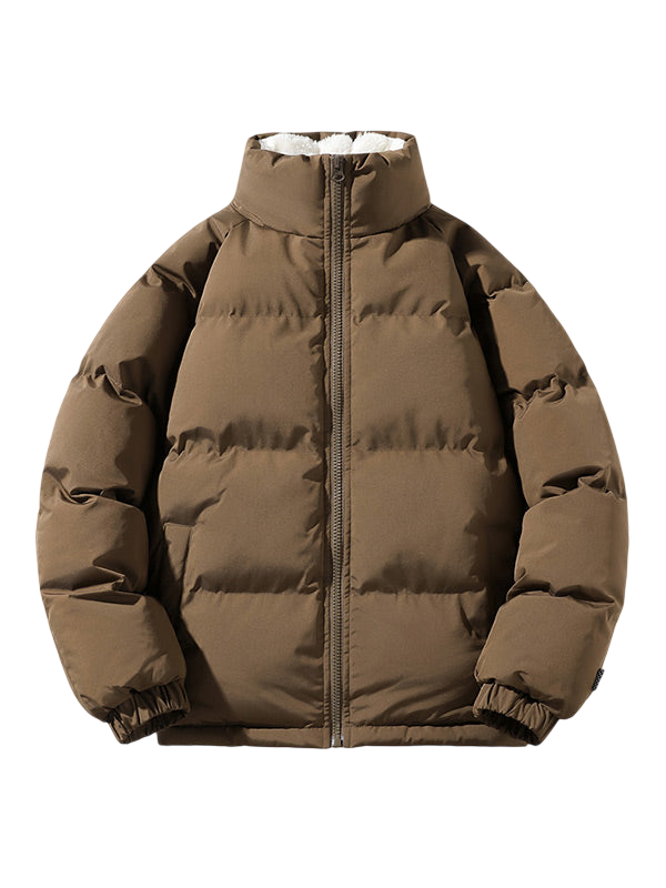 Arkadya Outlet Kurtka Męska Pikowana Konstrukcja z przymocowanym kapturem to brązowa kurtka zimowa w stylu puchowym z wysokim kołnierzem, zamkiem błyskawicznym z przodu i elastycznymi mankietami, pokazana na jednolitym jasnoszarym tle.