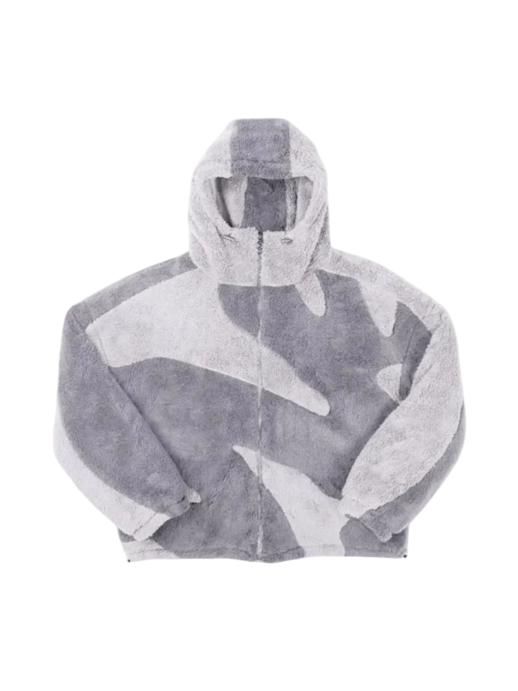 Arkadya Outlet Kurtka Z Kapturem Męska Luźny Krój Z Zamkiem Regulowana Dołem ma jasnoszaro-biały abstrakcyjny wzór moro, długie rękawy, zamek błyskawiczny z przodu i jest idealna do noszenia na co dzień. Umieszczona na białym tle.