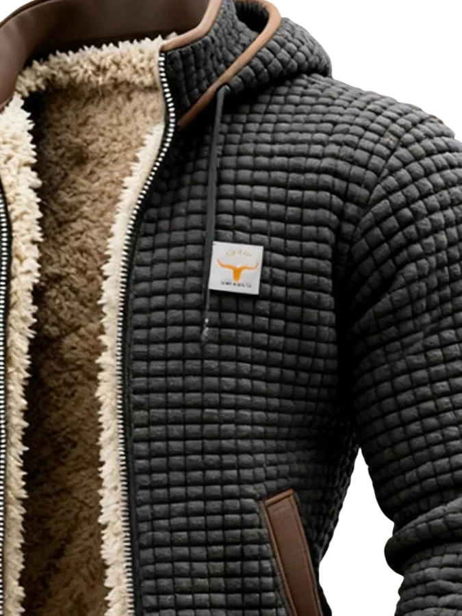 Zbliżenie na Arkadya Outlet Lekka Kurtka Pikowana Męska Luźny Krój Wysoki Kołnierz pokazuje jej ciemnoszarą zewnętrzną stronę w kwadratowy wzór, brązową polarową podszewkę, zamek błyskawiczny, kaptur ściągany sznurkiem, wysoki kołnierz i naszywkę z logo na piersi.