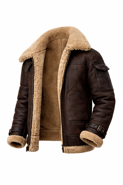 Zimowa Kurtka Lotnicza Męska Wysoki Kołnierz Wykonanie by Arkadya Outlet to brązowa skórzana kurtka z dużym kołnierzem, mankietami i podszewką, otwartym przodem ukazującym puszyste wnętrze, bocznymi kieszeniami i zapinanymi mankietami.