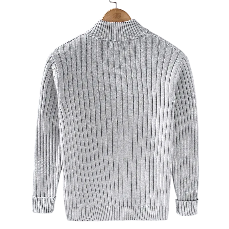 Arkadya Outlet Kardigan Męski Dzianinowy Prążkowana Faktura Zamek Długi Rękaw, w kolorze jasnoszarym, z długim rękawem, jest prezentowana na drewnianym wieszaku tyłem do widza na jednolitym szarym tle.